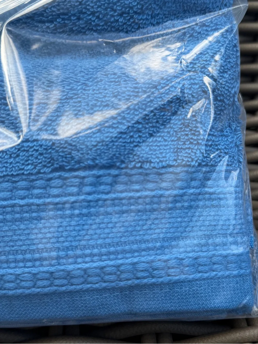 Frontgate Resort Solid Pool Towels (4) - NWT